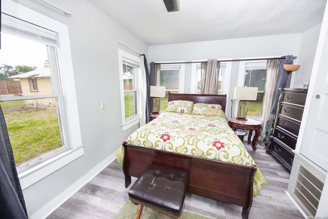523B Rossville, Devine, TX 78016
