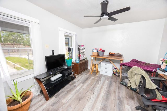 523B Rossville, Devine, TX 78016