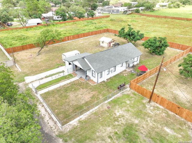 523B Rossville, Devine, TX 78016