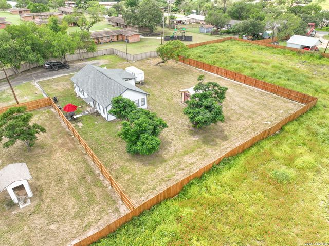 523B Rossville, Devine, TX 78016