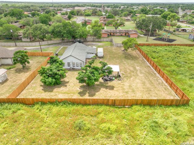 523B Rossville, Devine, TX 78016