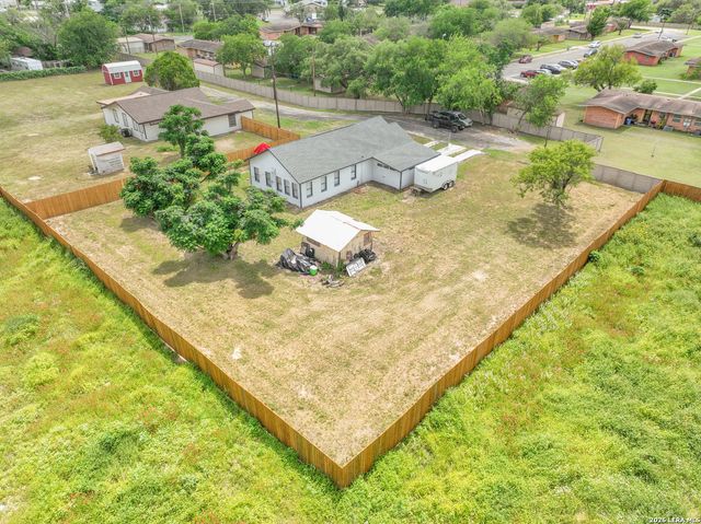523B Rossville, Devine, TX 78016
