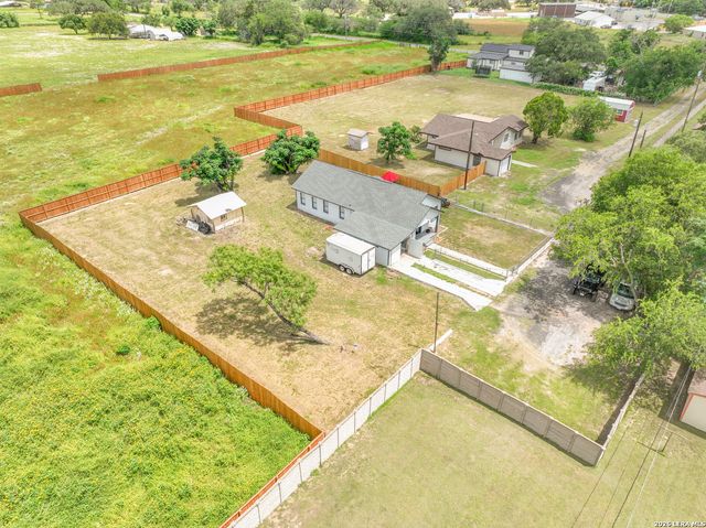 523B Rossville, Devine, TX 78016