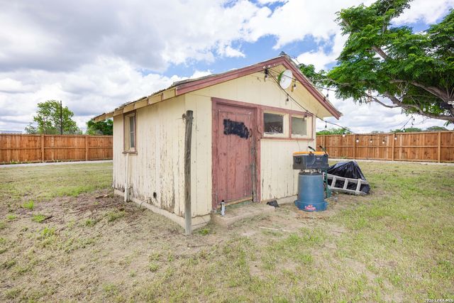 523B Rossville, Devine, TX 78016