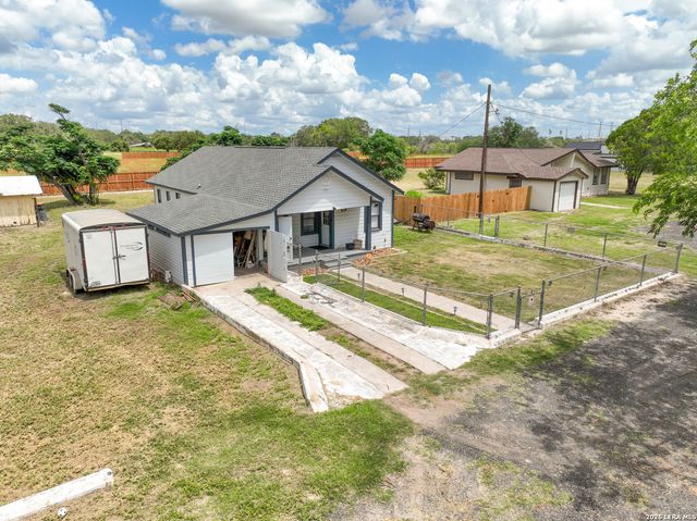 523B Rossville, Devine, TX 78016