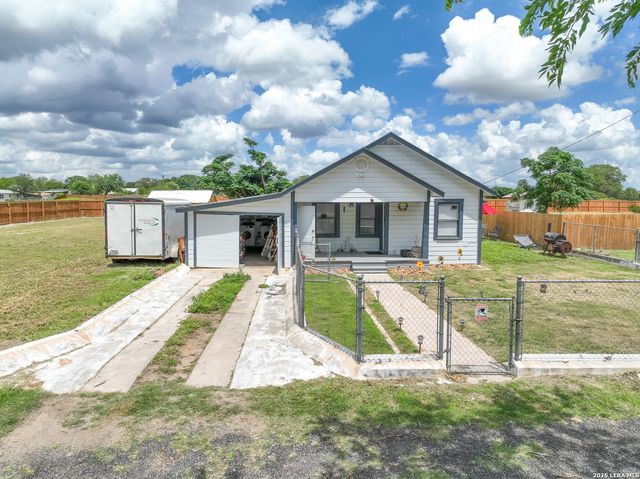 523B Rossville, Devine, TX 78016