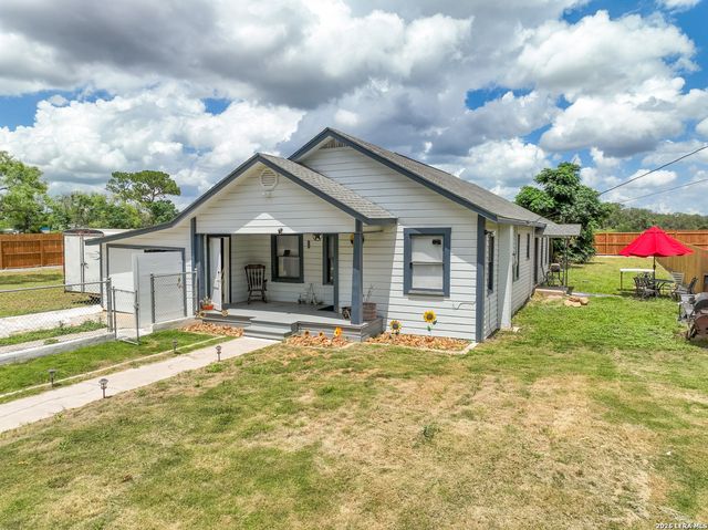 523B Rossville, Devine, TX 78016