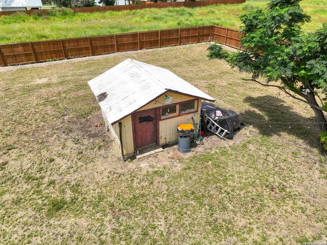 523B Rossville, Devine, TX 78016