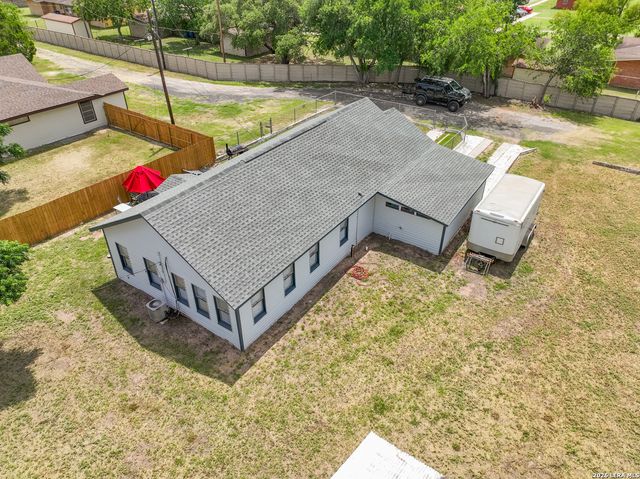 523B Rossville, Devine, TX 78016