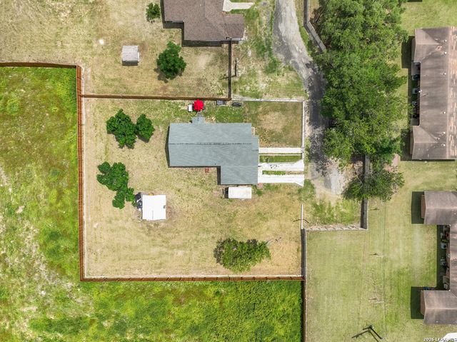 523B Rossville, Devine, TX 78016