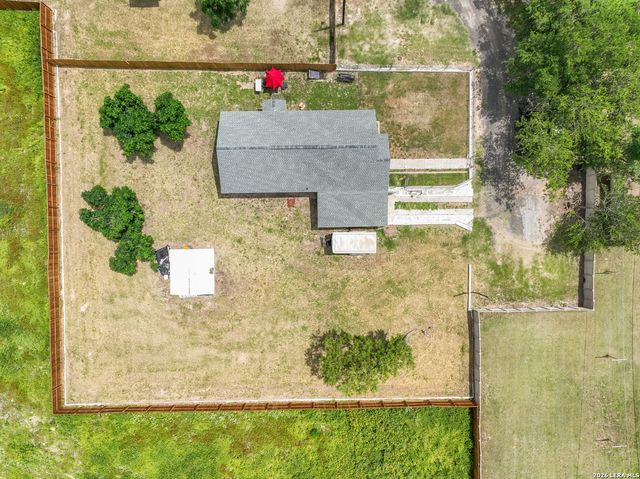 523B Rossville, Devine, TX 78016