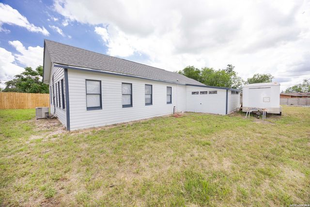 523B Rossville, Devine, TX 78016