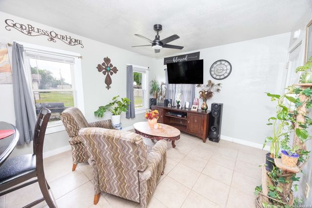 523B Rossville, Devine, TX 78016
