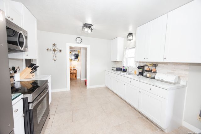 523B Rossville, Devine, TX 78016
