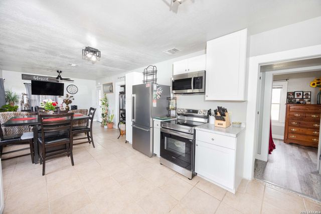 523B Rossville, Devine, TX 78016