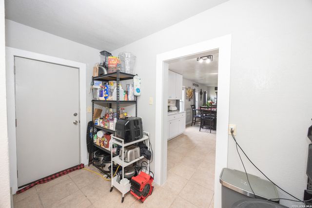 523B Rossville, Devine, TX 78016