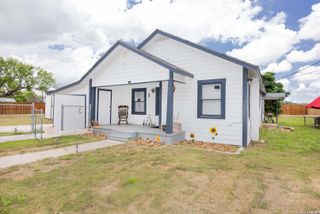 523B Rossville, Devine, TX 78016