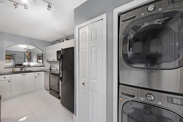 985 NE 33rd Ter 102, Homestead, FL 33033