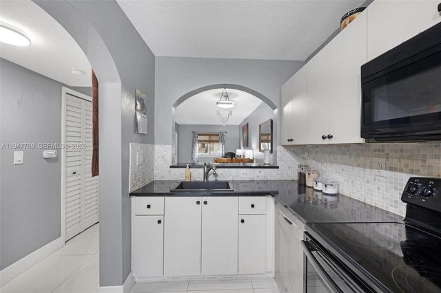 985 NE 33rd Ter 102, Homestead, FL 33033