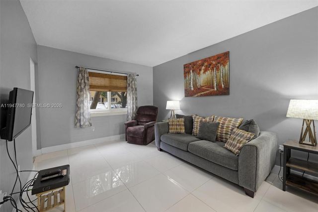 985 NE 33rd Ter 102, Homestead, FL 33033