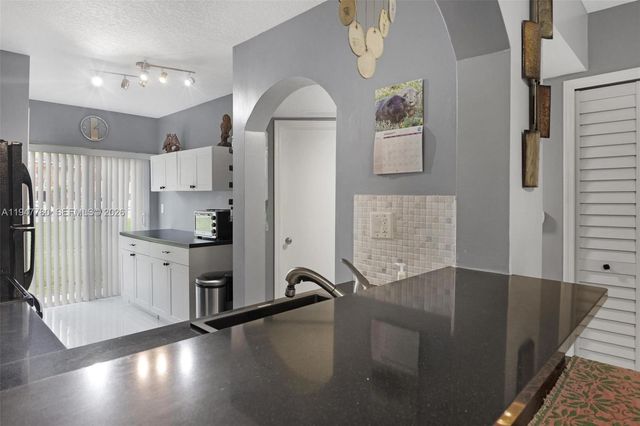 985 NE 33rd Ter 102, Homestead, FL 33033