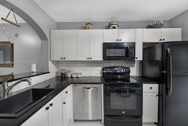 985 NE 33rd Ter 102, Homestead, FL 33033