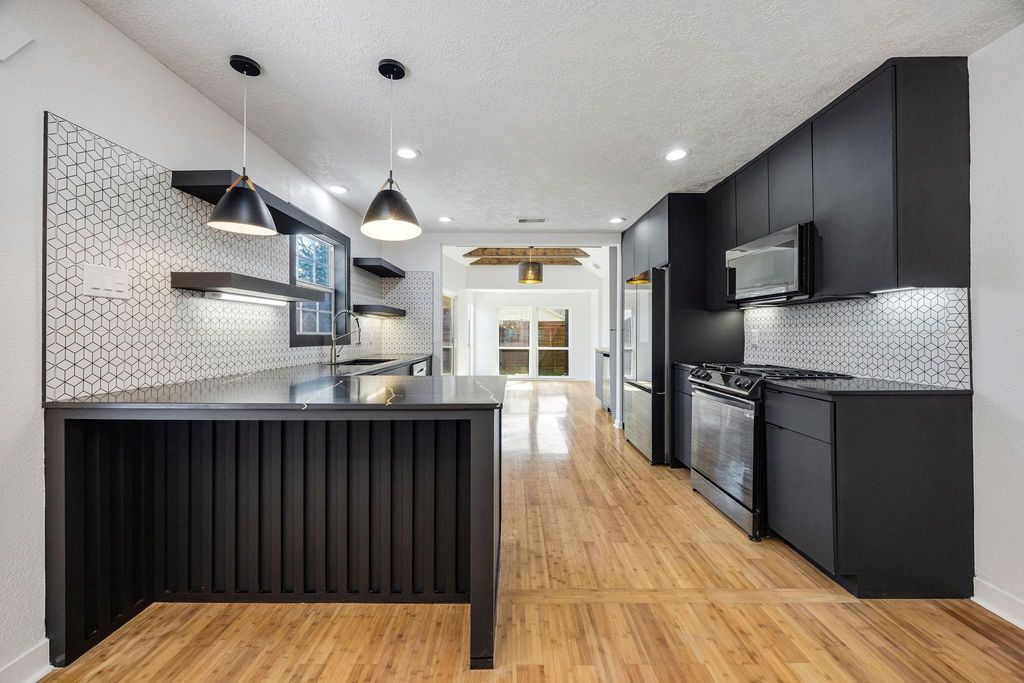 1310 Walton Street, Houston, TX 77009