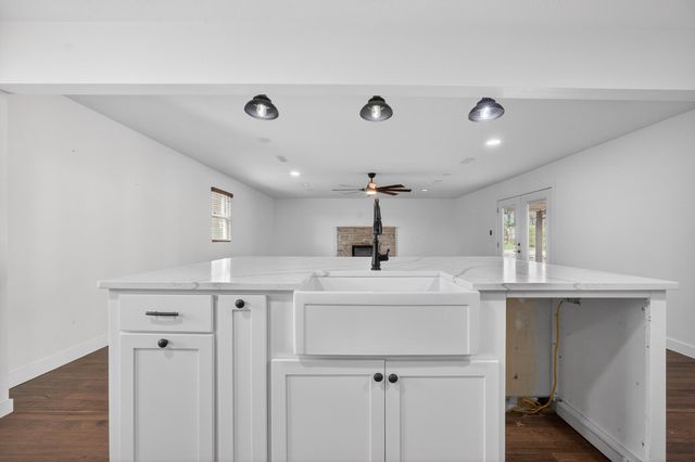 2031 N Farm Rd 197, Springfield, MO 65802