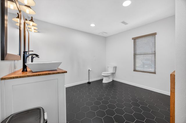 2031 N Farm Rd 197, Springfield, MO 65802