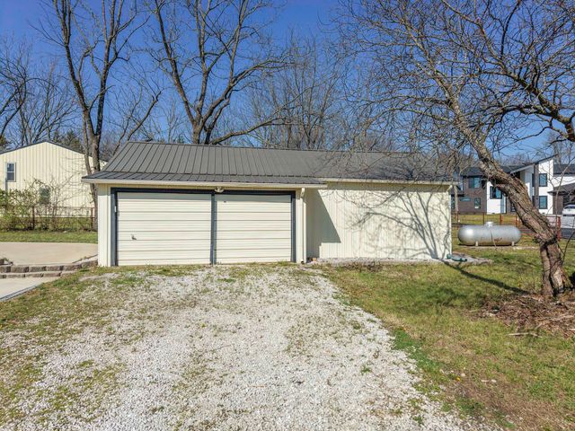 2031 N Farm Rd 197, Springfield, MO 65802