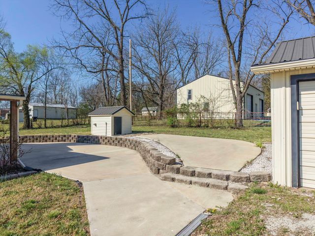 2031 N Farm Rd 197, Springfield, MO 65802
