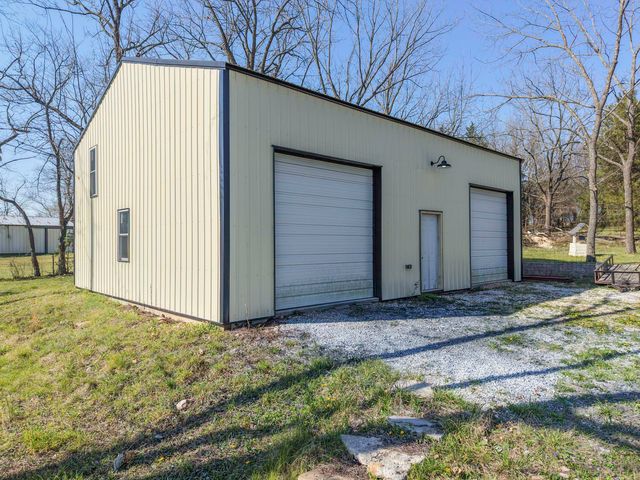 2031 N Farm Rd 197, Springfield, MO 65802