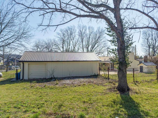 2031 N Farm Rd 197, Springfield, MO 65802