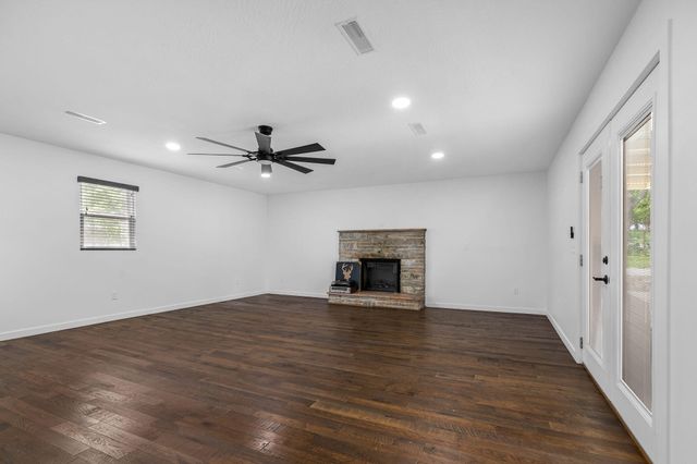 2031 N Farm Rd 197, Springfield, MO 65802