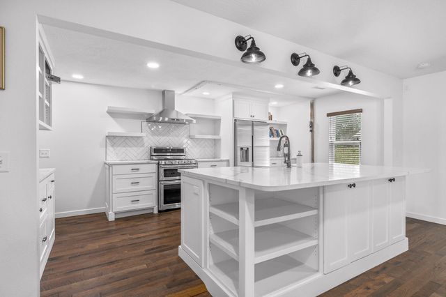 2031 N Farm Rd 197, Springfield, MO 65802