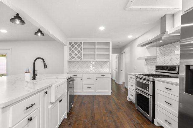 2031 N Farm Rd 197, Springfield, MO 65802