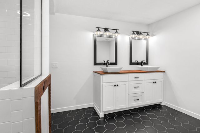 2031 N Farm Rd 197, Springfield, MO 65802