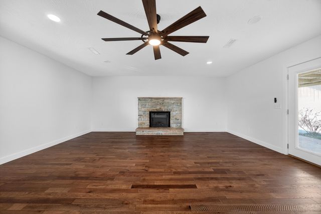 2031 N Farm Rd 197, Springfield, MO 65802