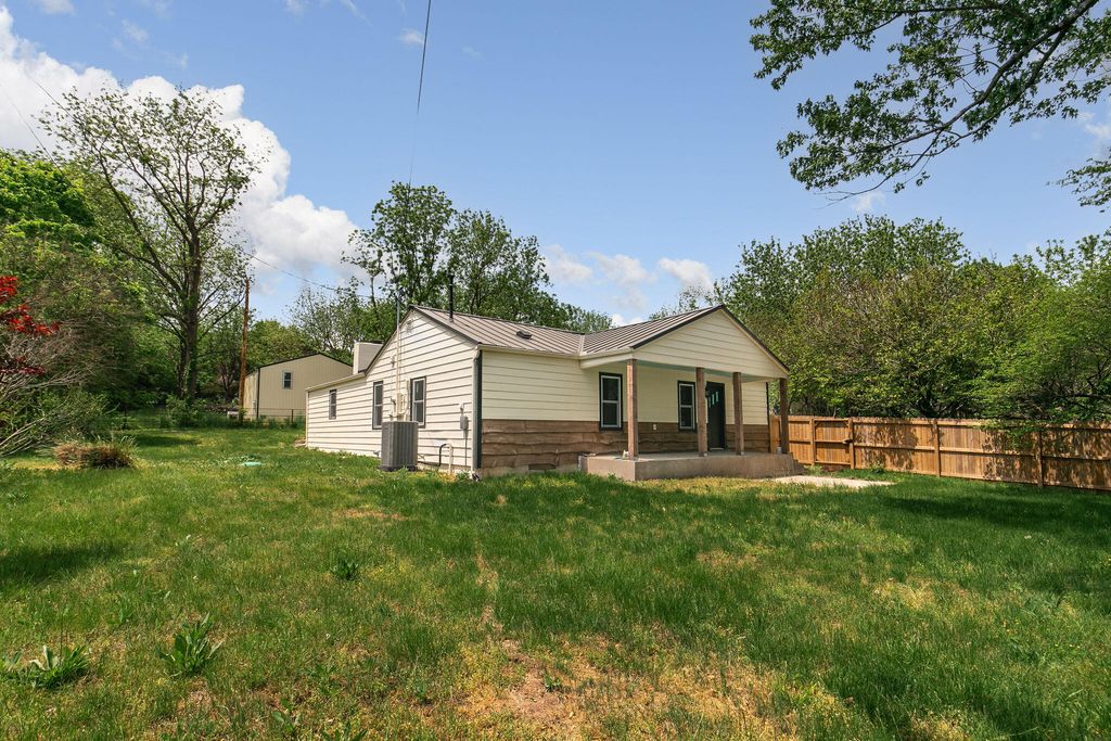 2031 N Farm Rd 197, Springfield, MO 65802