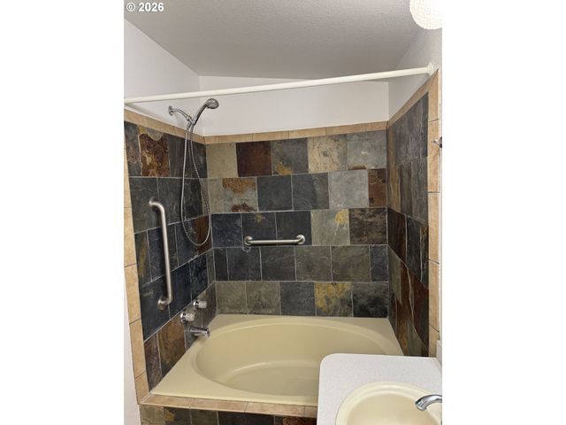 6 S GEE CREEK Loop, Ridgefield, WA 98642