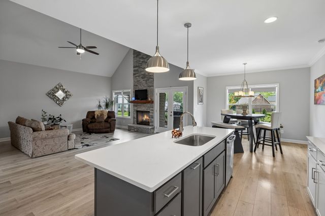 1035 Robert Lee Dr, Gallatin, TN 37066