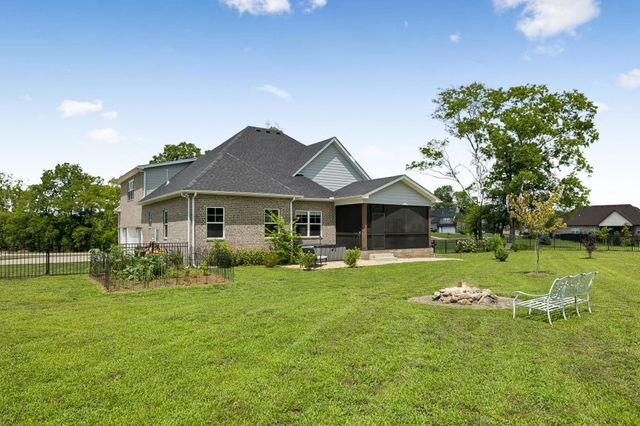 1035 Robert Lee Dr, Gallatin, TN 37066