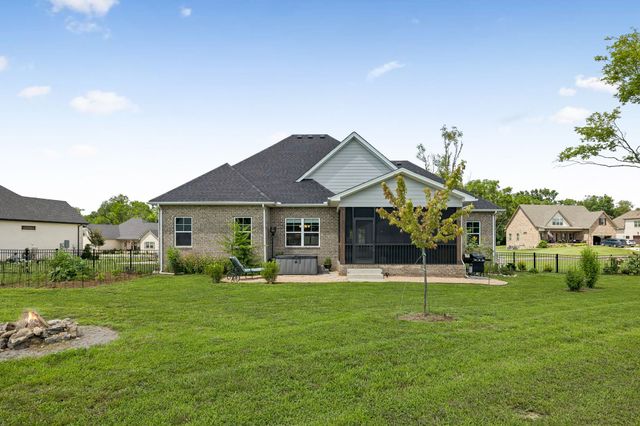 1035 Robert Lee Dr, Gallatin, TN 37066