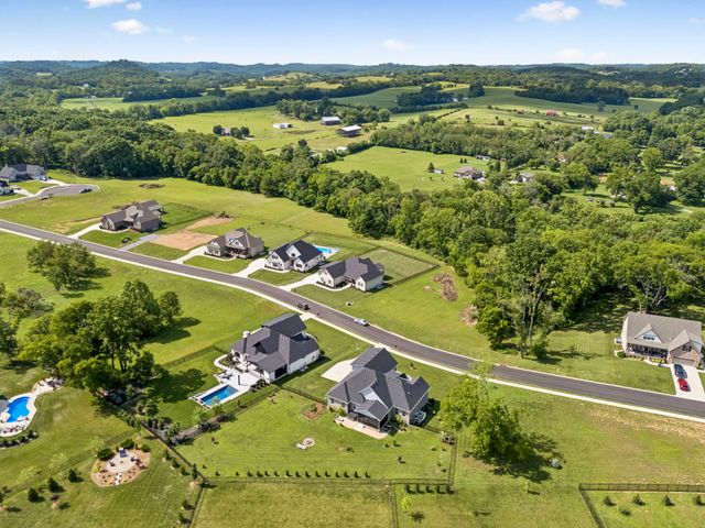 1035 Robert Lee Dr, Gallatin, TN 37066