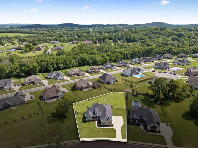 1035 Robert Lee Dr, Gallatin, TN 37066