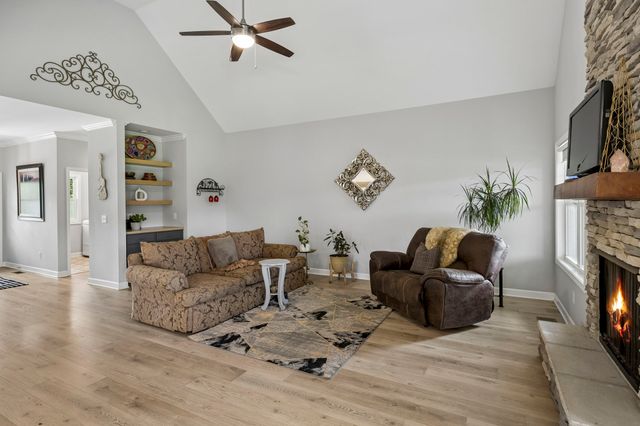 1035 Robert Lee Dr, Gallatin, TN 37066