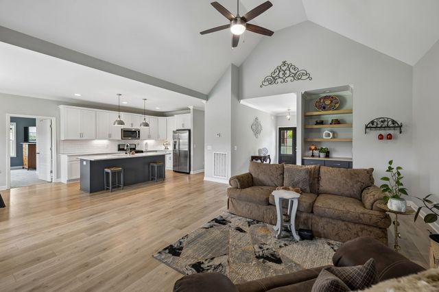 1035 Robert Lee Dr, Gallatin, TN 37066