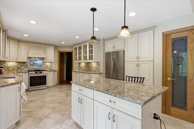 42 Cliff Road, Port Jefferson, NY 11777