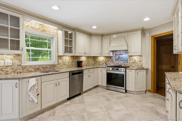 42 Cliff Road, Port Jefferson, NY 11777
