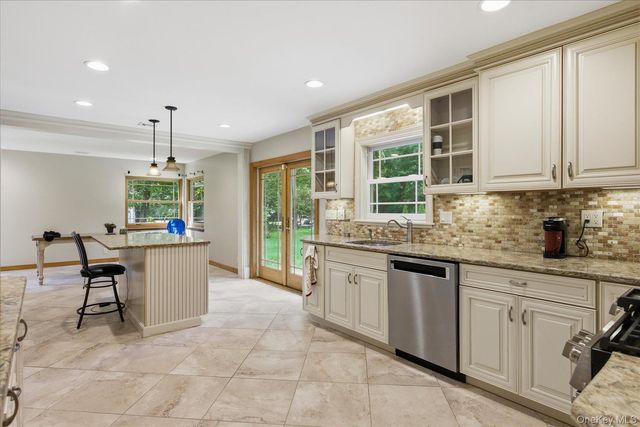 42 Cliff Road, Port Jefferson, NY 11777